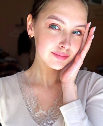 У меня есть все, чтобы сделать твои фантазии реальностью. 💋
Мои услуги широки и разнообразны: классический секс, оральный секс, анальный секс, эротический массаж - я готова исполнить все твои желания. 😈
У меня есть множество мягких и удобных игрушек, чтобы добавить интимную атмосферу в наше свидание. Мои круглые формы и соблазнительная улыбка дарят уверенность и наслаждение каждому мужчине. 😍
Отзывы о моих услугах говорят сами за себя - мои клиенты остаются полностью удовлетворены и счастливы. Только сделай шаг к мне, и я превратю самые сокровенные фантазии в реальность. 🌟
Ты можешь оценить мои прелести на фотографиях, чтобы увидеть, насколько я горячая и сногсшибательная. 📷
Я с нетерпением жду встречи с тобой, чтобы подарить тебе море удовольствия. Встретимся в Москве, чтобы насладиться вместе! 💕 Виктория
